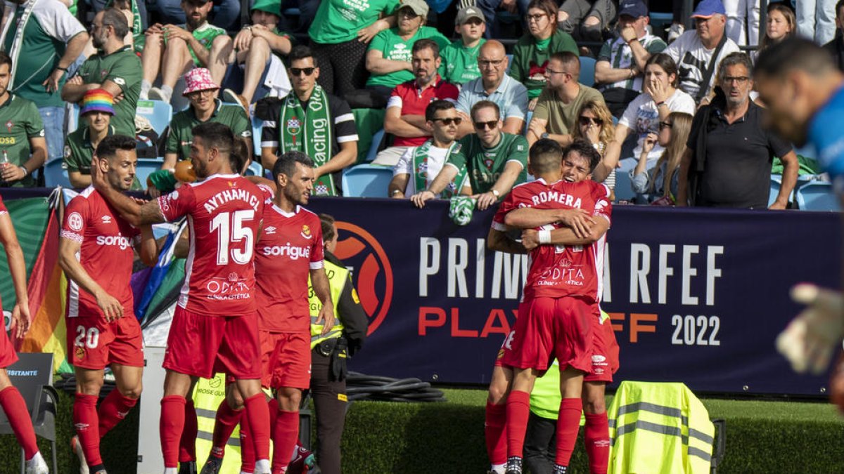 Dani Romera abraçant a Nil Jiménez després que aquest marqués el gol de la victòria del Nàstic.