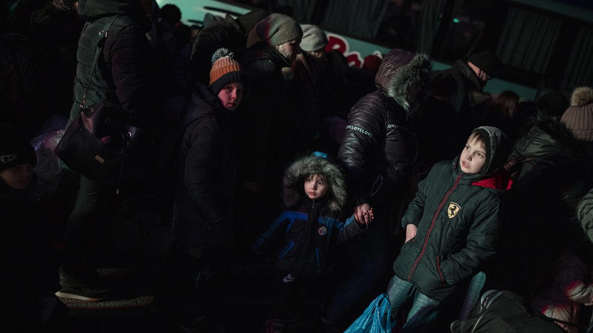 Refugiados ucranianos, en la frontera, en el municipio de Shehyni, antes de llegar al cruce para pasar a Polonia.