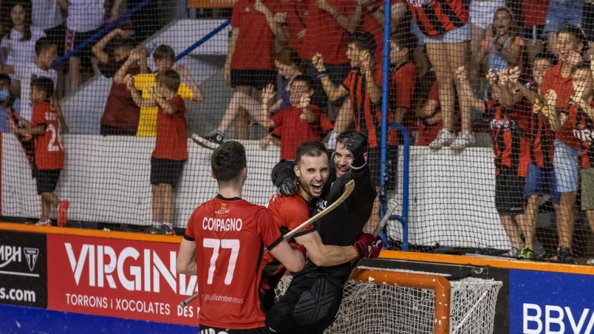 Els jugadors del Reus Deportiu celebrant la victòria per 3-2 contra el Barça Hoquei del diumenge.