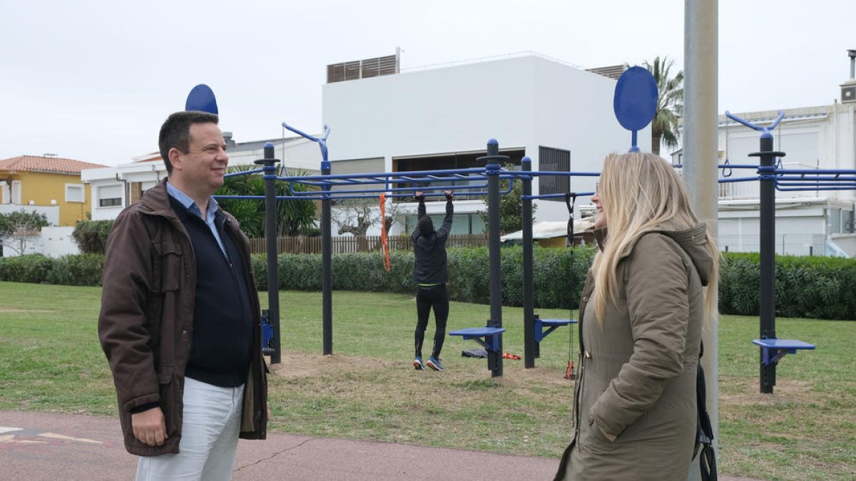 Imagen de uno de los parques con el alcalde de Cambrils, Oliver Klein, y la concejala de Deportes, Natàlia Pleguezuelos.