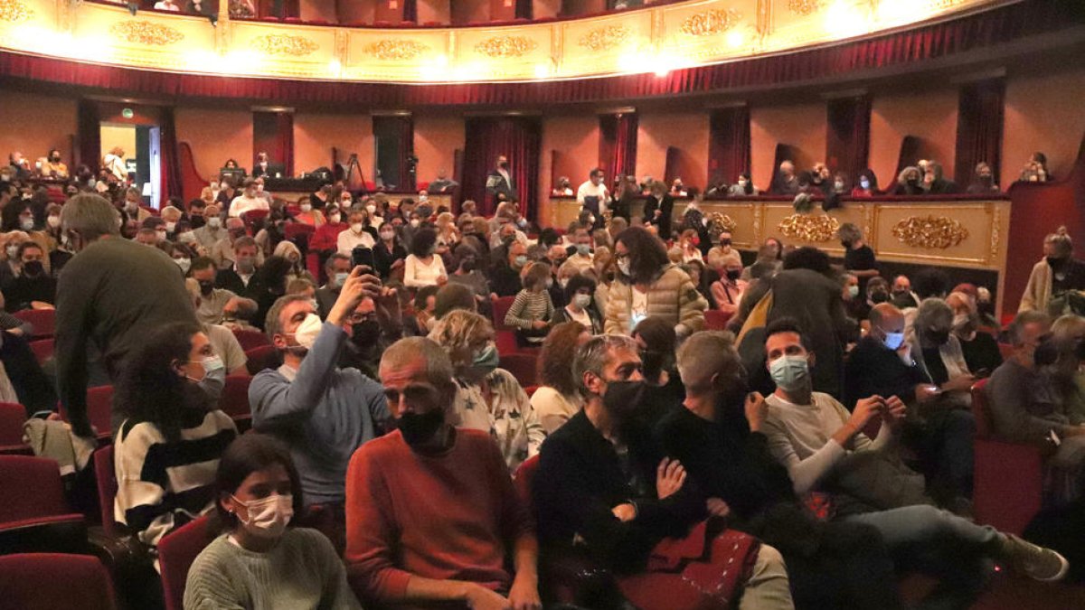 La platea del Teatro Municipal de Girona llena de público, en una imagen de archivo.