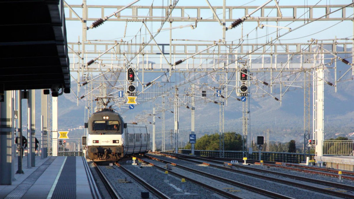 Un tren Talgo entrant a la nova estació de Cambrils del corredor del mediterrani.