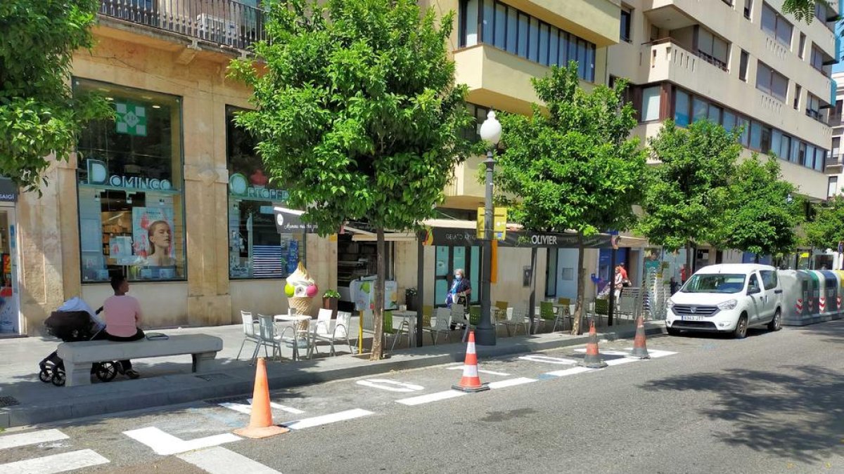 Una de las nuevas zonas de aparcamiento en la Rambla Nova.