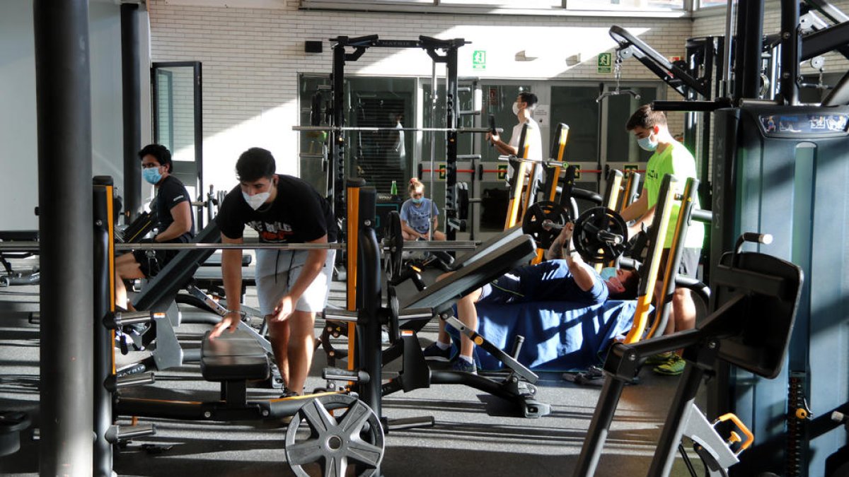 Jóvenes entrenando en el gimnasio Diagonal Sports de la UPC.