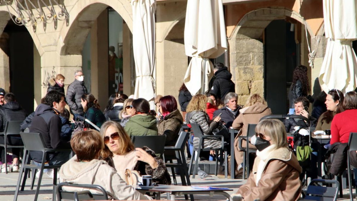 Clients a les terrasses dels bars de la Plaça Major de Vic, aquest divendres al matí

Data de publicació: divendres 28 de gener del 2022, 12:19

Localització: Vic

Autor: Laura Busquets/Lourdes Casademont