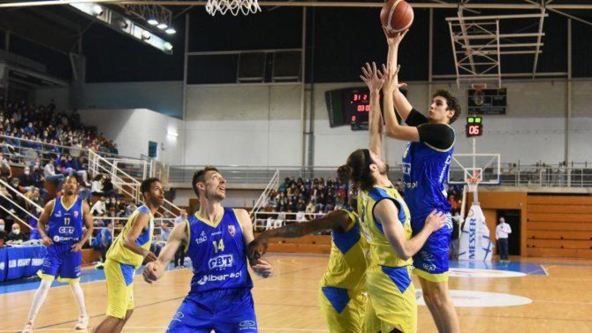 El CBT guanya el derbi i frena la ratxa de victòries del CB Salou (68-56)