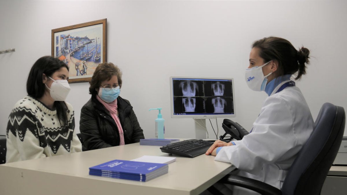 Mireia Sitjà, una joven con fibrosis quística, asiste a una consulta en el Vall d'Hebron acompañada de su madre.