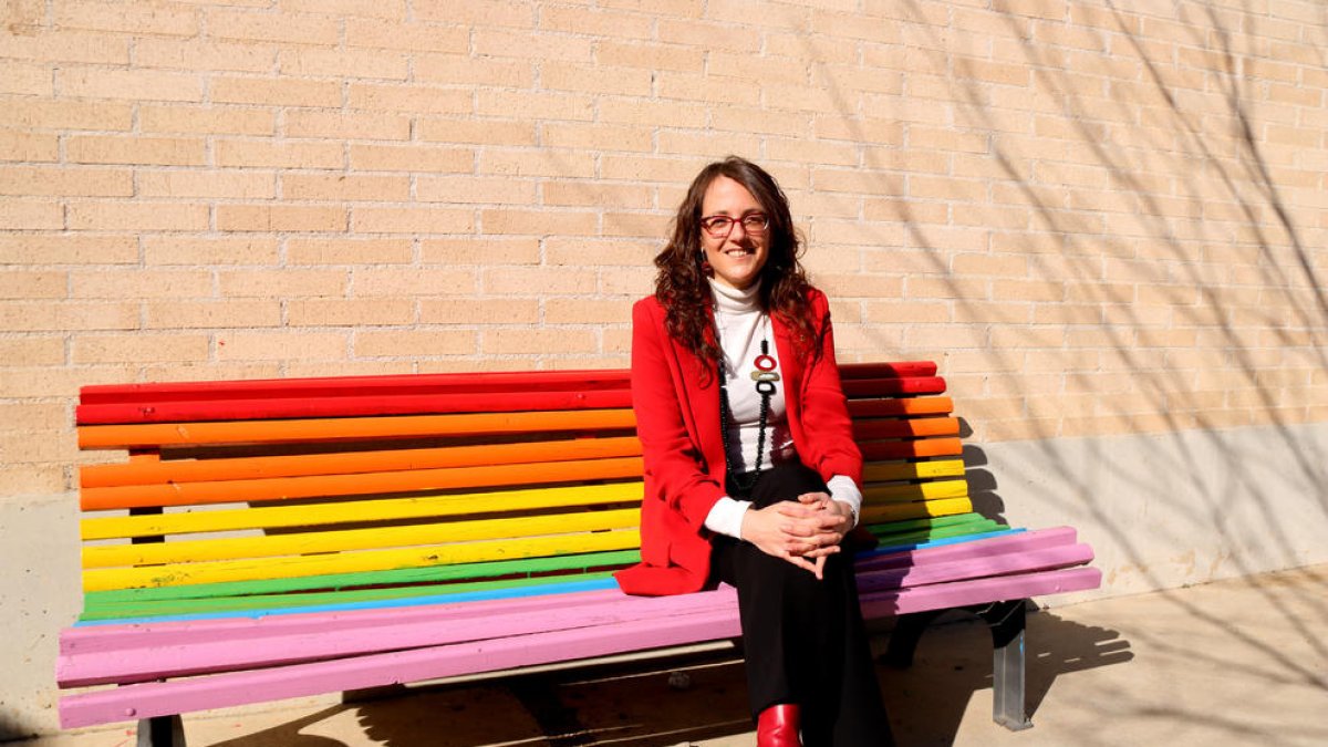 La consellera Tània Verge asseguda en un banc de l'Institut Joan Puig i Ferreter durant la seva visita institucional a la Selva del Camp.