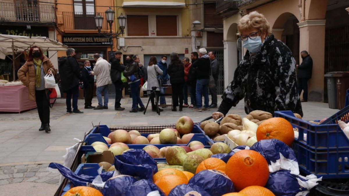 Una parada de fruita a la plaça de l'Oli de Valls.