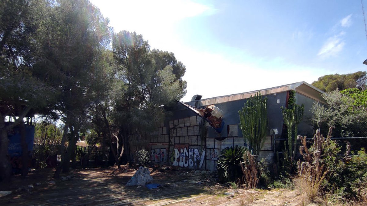 Exterior de l'antiga discoteca Louie Vega de Calafell.