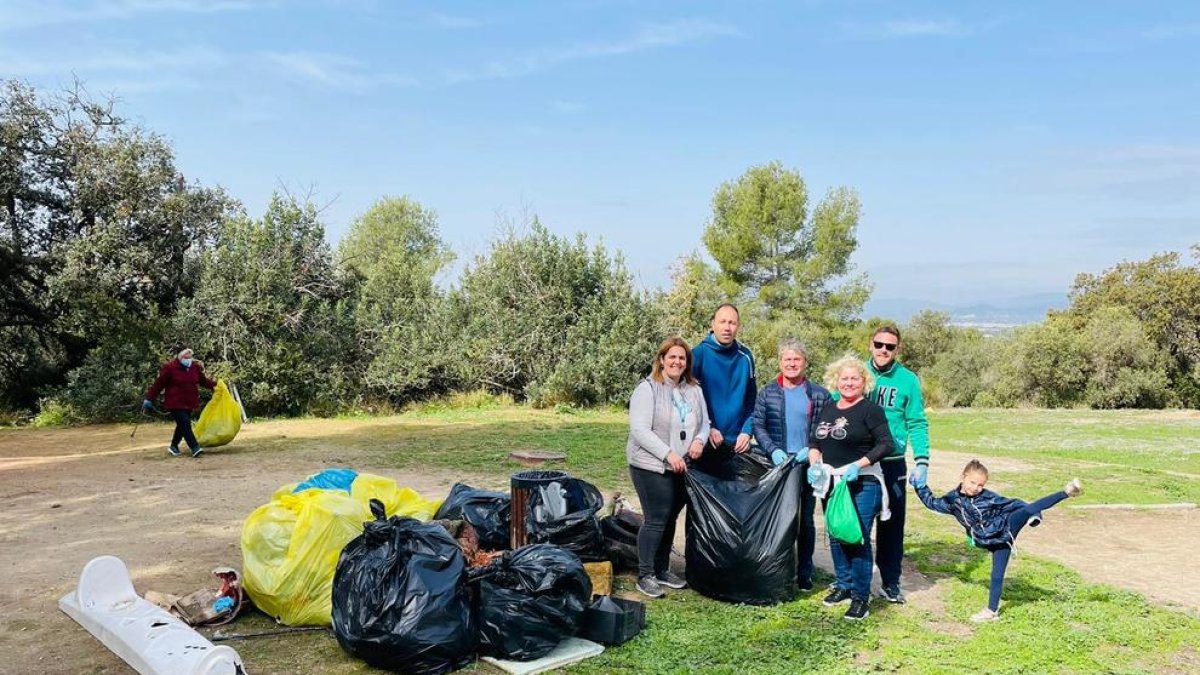 Els participants en l'activitat es van dividir per recollir brossa a diferents zones de l'entorn de Sant Pere i Sant Pau.