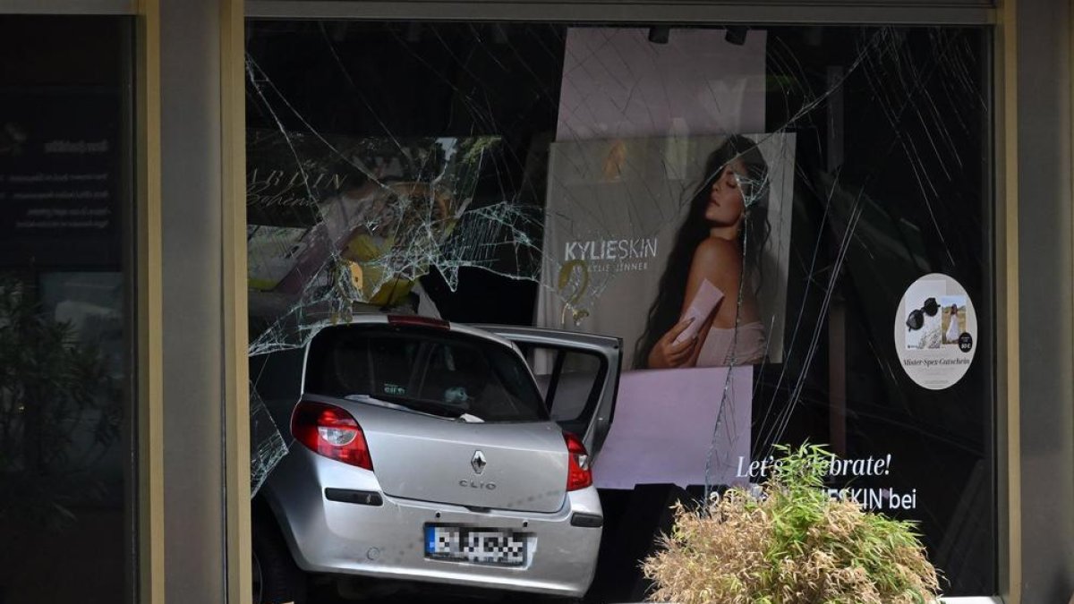 Un cotxe s'ha estavellat contra una botiga després topar contra una multitud de persones a Berlín.