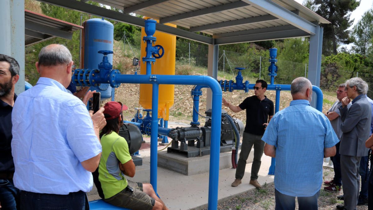 Representants d'Acció Climàtica i Els Regants dels Baix Priorat coneixent les noves infraestructures de l'estació de bombament del sistema de regadiu del pantà dels Guiamets.