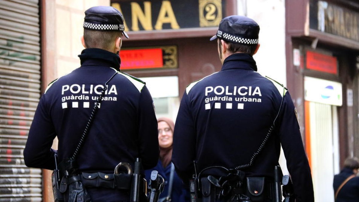 Imatge d'arxiu de dos agents de la Guàrdia Urbana a Barcelona.