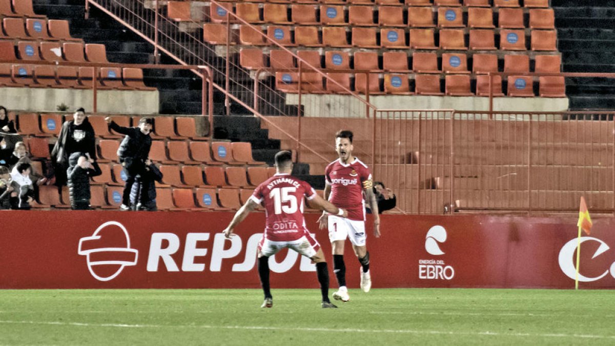 Joan Oriol y Aythami Artiles celebran el golazo que supuso el empate en dos contra el Sanluqueño.