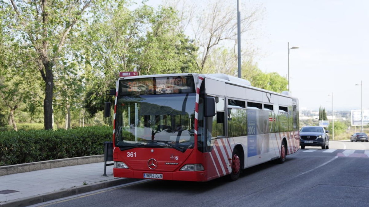 Imatge d'un autobús de l'EMT en el seu pas per la part de Ponent de Tarragona.