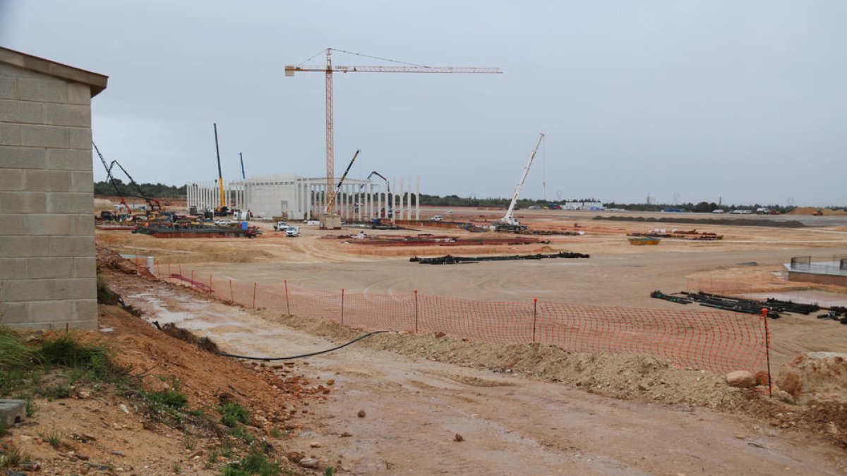 Estado actual de la nave que Kronospan construye en el polígono Catalunya Sud, Tortosa.