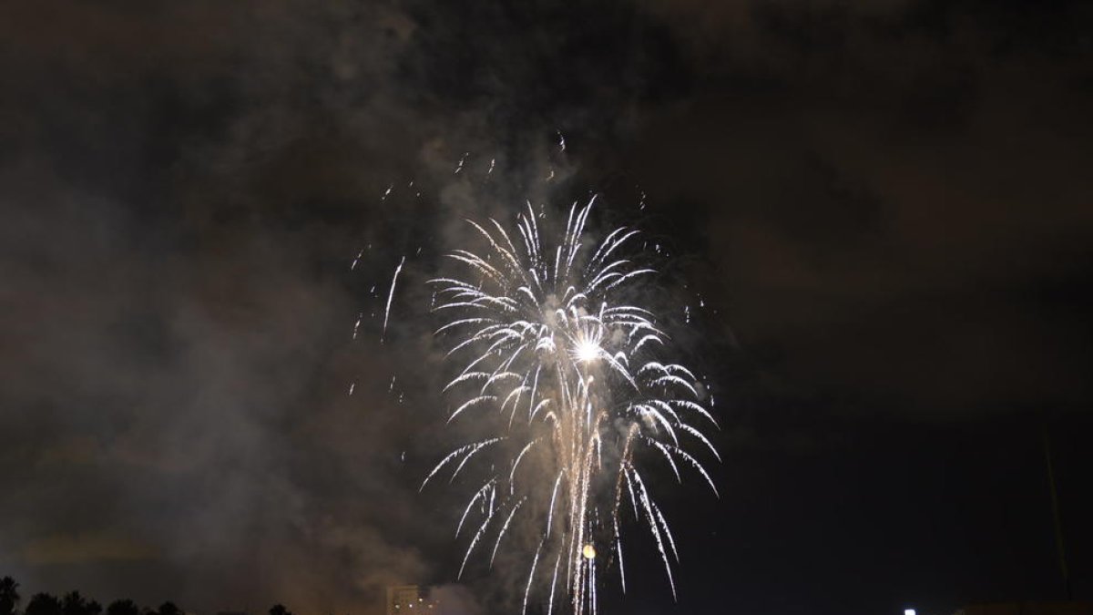 Momento del Castillo de Fuegos Artificiales de anoche, justo después de la procesión marítima, que dio paso a un rato de música.