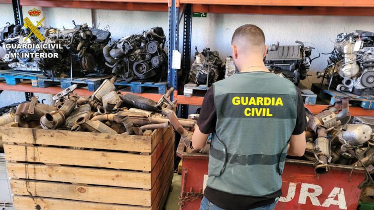 Un agente de la Guardia Civil de espaldas con los catalizadores intervenido en el operativo Catabul.