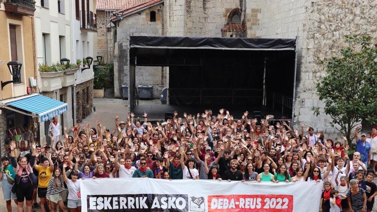 Imatge de família d'alguns dels participants de la Topaketa a Deba, amb una pancarta d'agraïment escrita en basc.