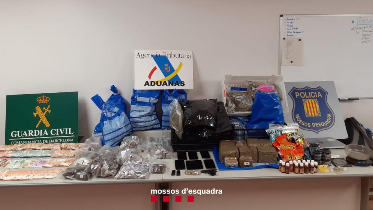 Drogues intervingudes pels Mossos durant l'escorcoll d'un immoble.