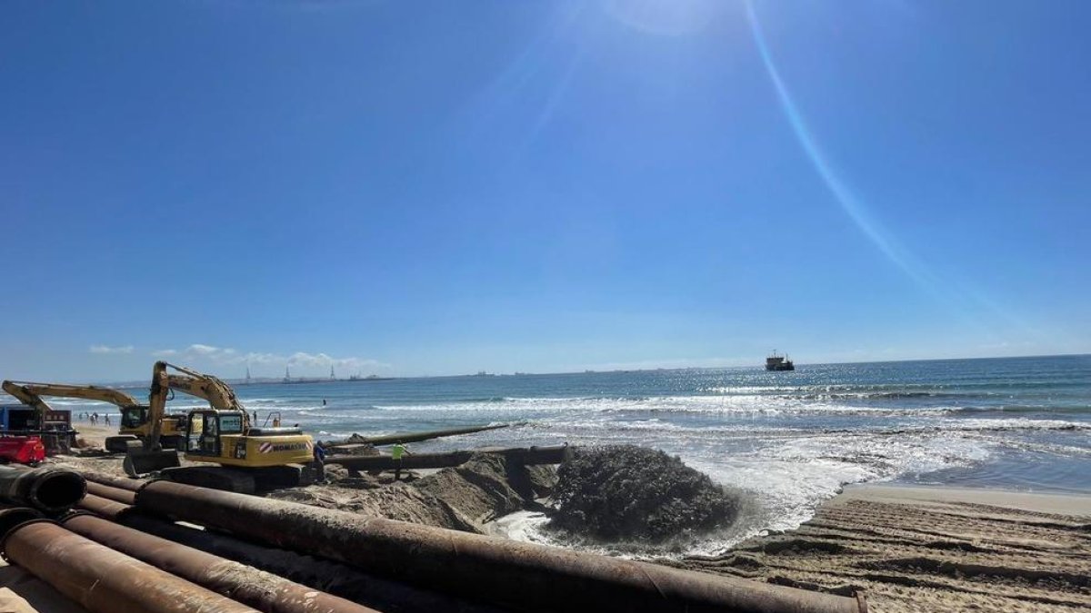 Imatge de les tasques per ecuperar la platja de la Pineda.