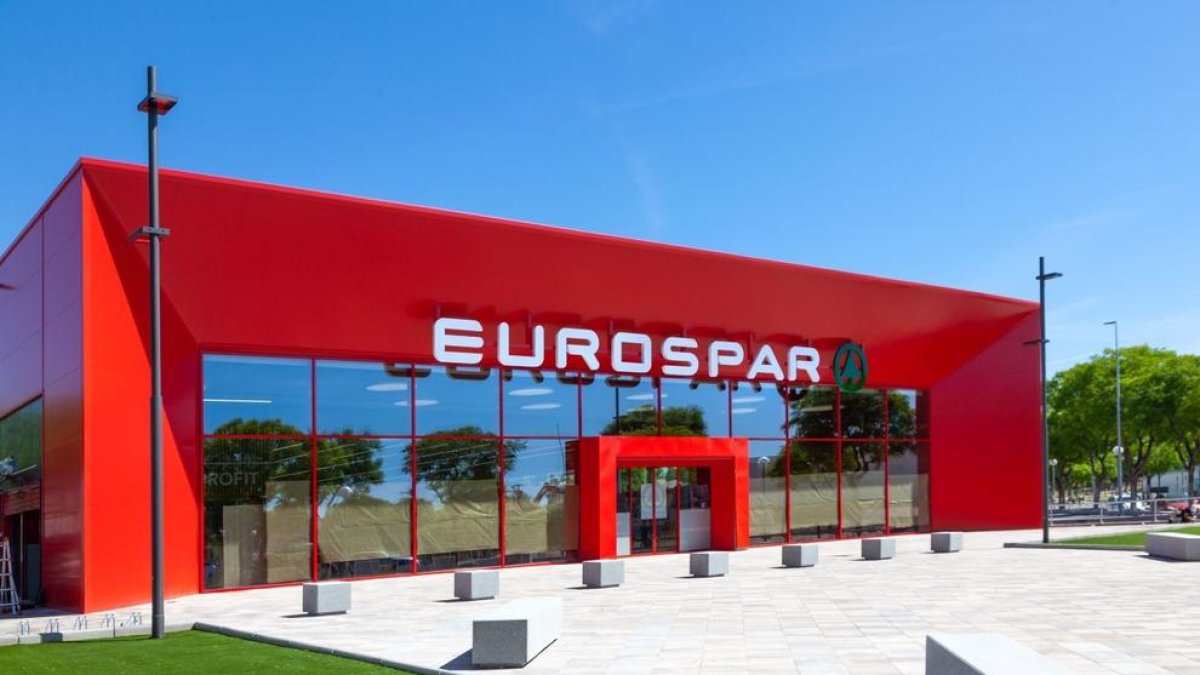 Imagen de la fachada principal del nuevo supermercado Eurospar de Torrdembarra.