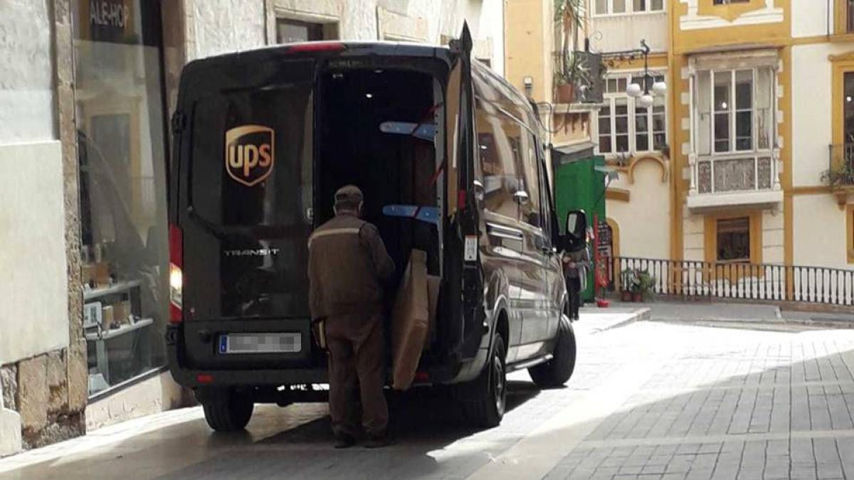 Imatge d'un transportista a la Part Alta fora de l'horari permés.