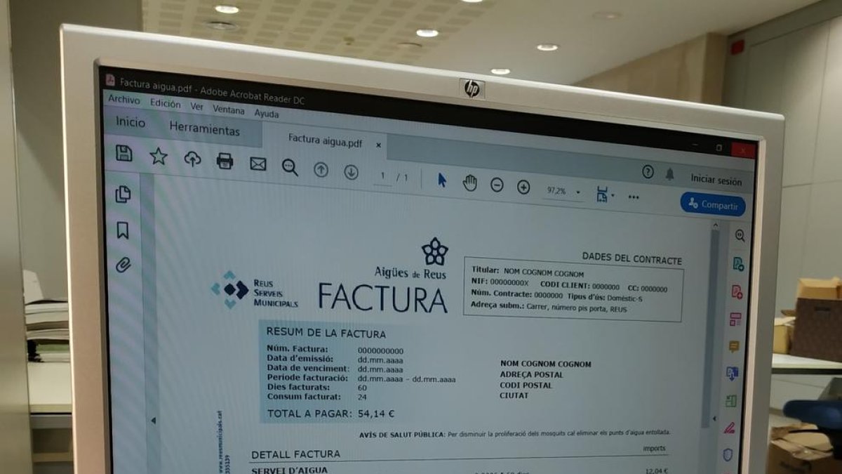 Un usuario consultando la factura a través de la Oficina Virtual.