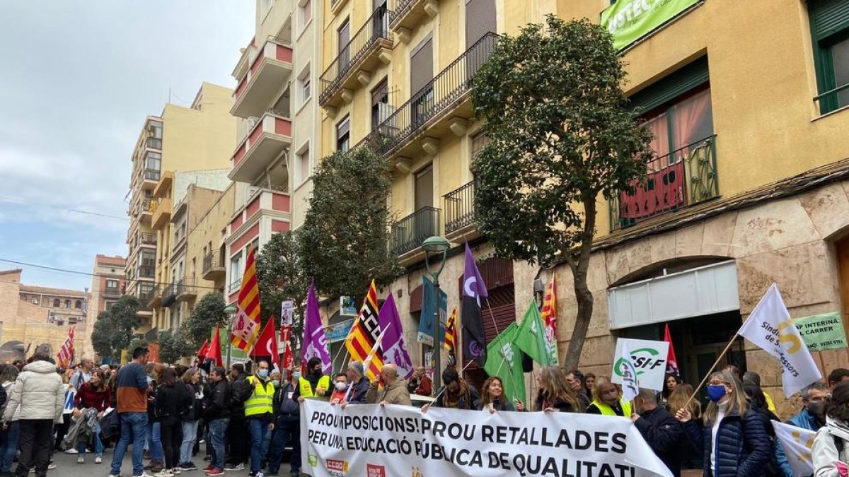 Concentración delante los Servicios Territoriales de Ensenyament.