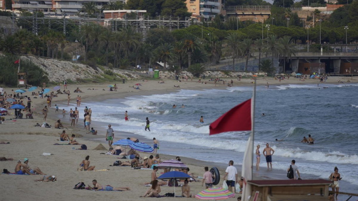 Imatge de la platja del Miracle de Tarragona amb la bandera vermella.