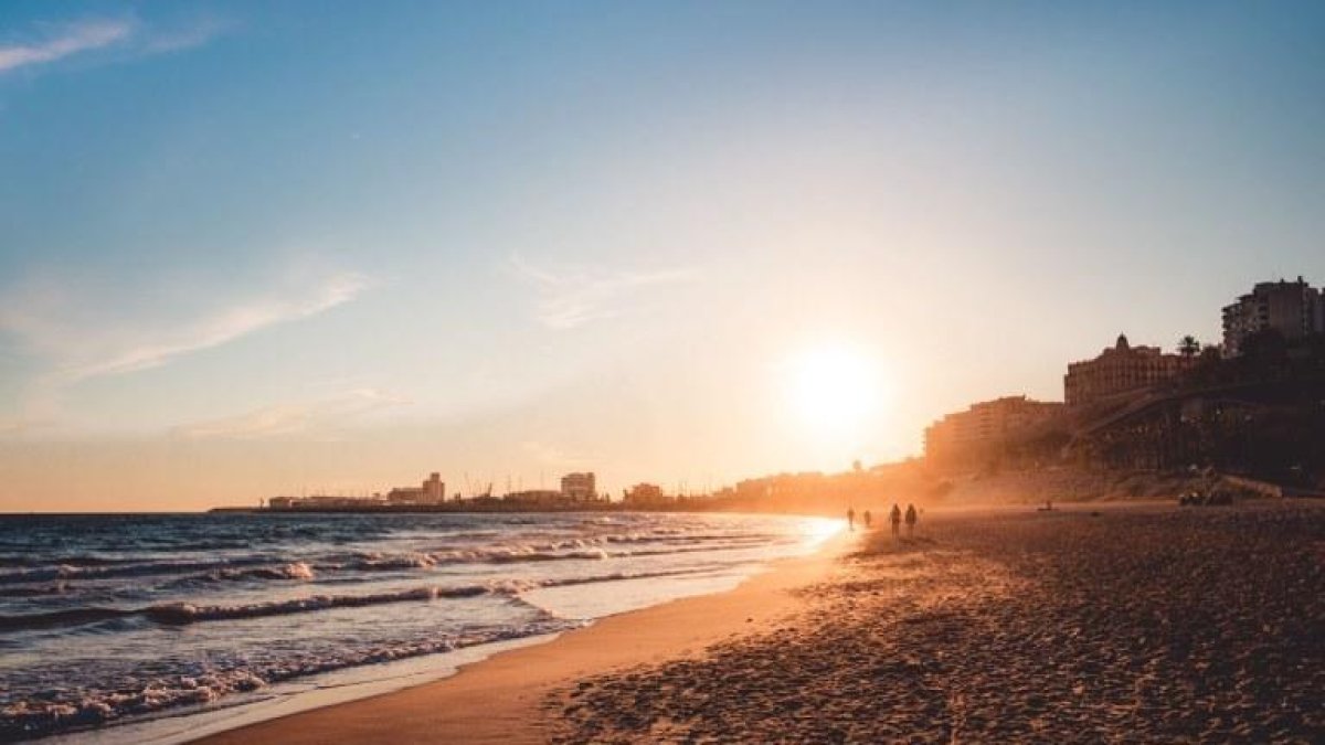 Les intenses pluges d'aquest dimarts han motivat una neteja intensiva de la platja del Miracl