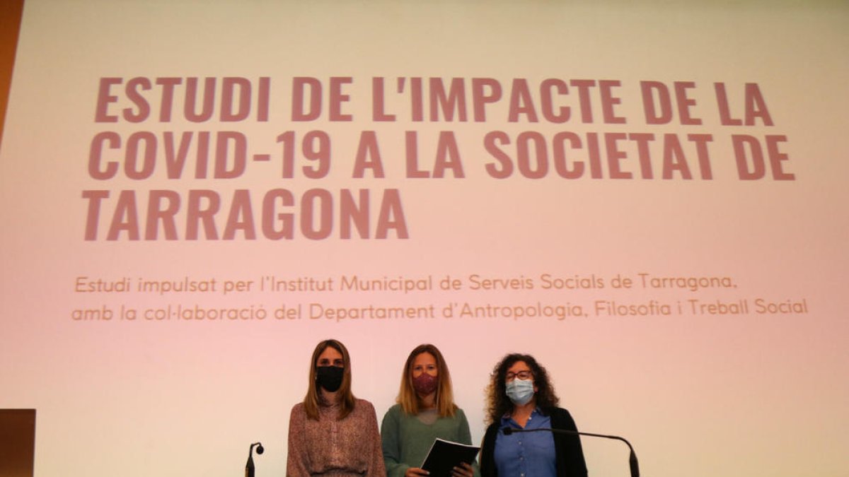 Inés Solé, Jéssica Cantos i Neus Gimeno, durant la presentació de l'informe sobre l'impacte de la covid-19 a la ciutat.