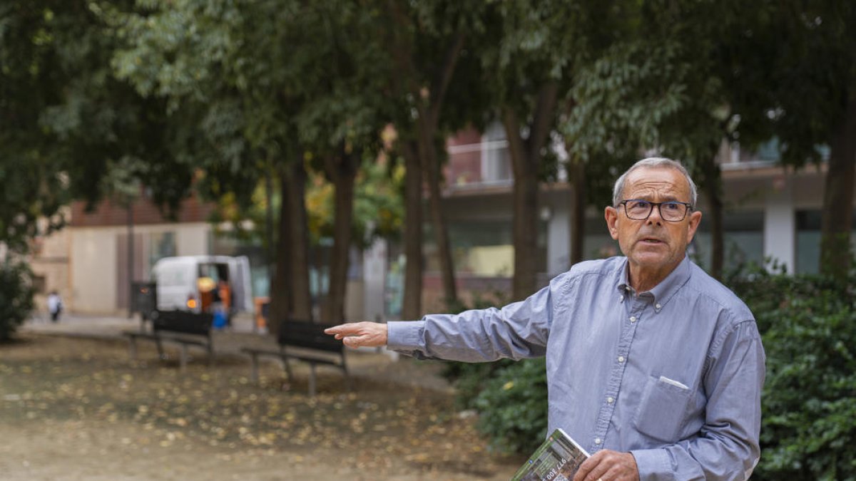 Josep Machado explica que fa anys que els veïns reclamen que s'arrangi la plaça.