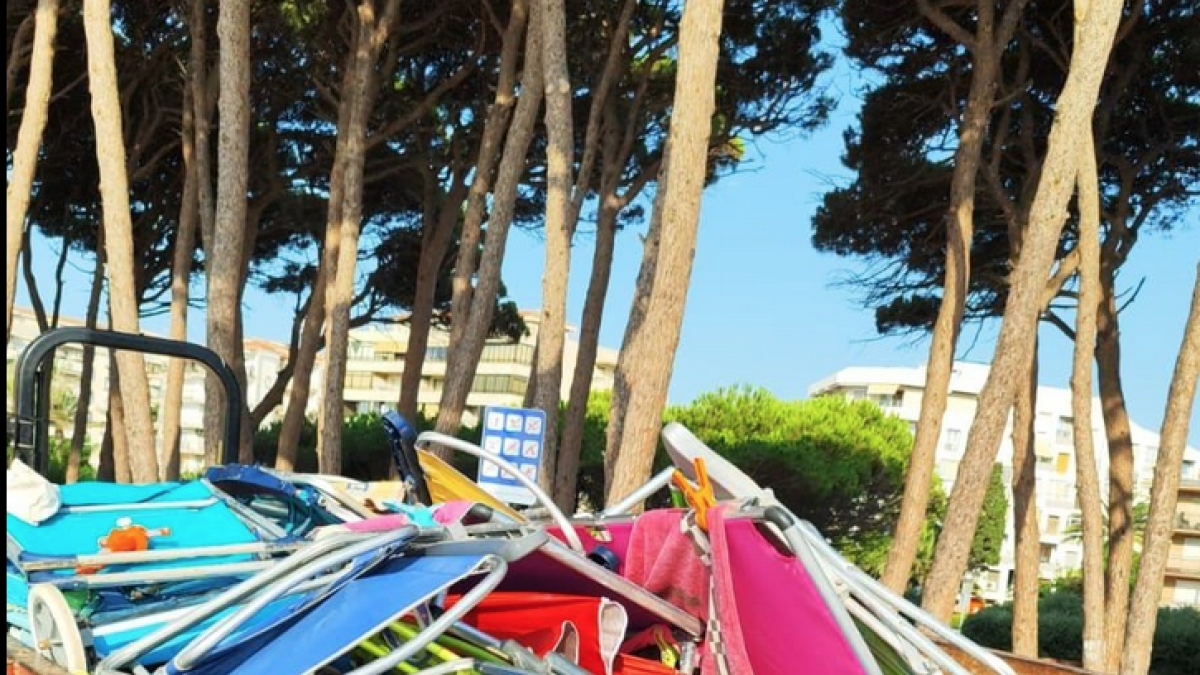 El camió de la Brigada Municipal carregat amb totes les cadires i para-sols retirats de la platja.