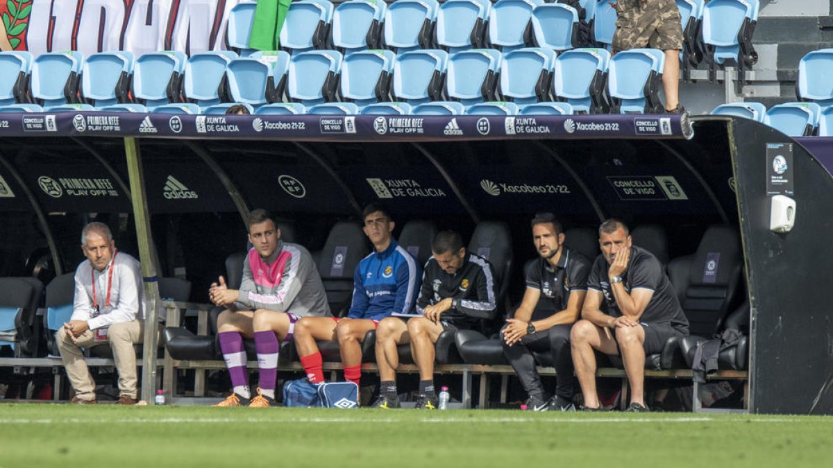 El técnico del Nàstic, Raül Agné, con Dani Vidal en el banquillo de Balaídos.