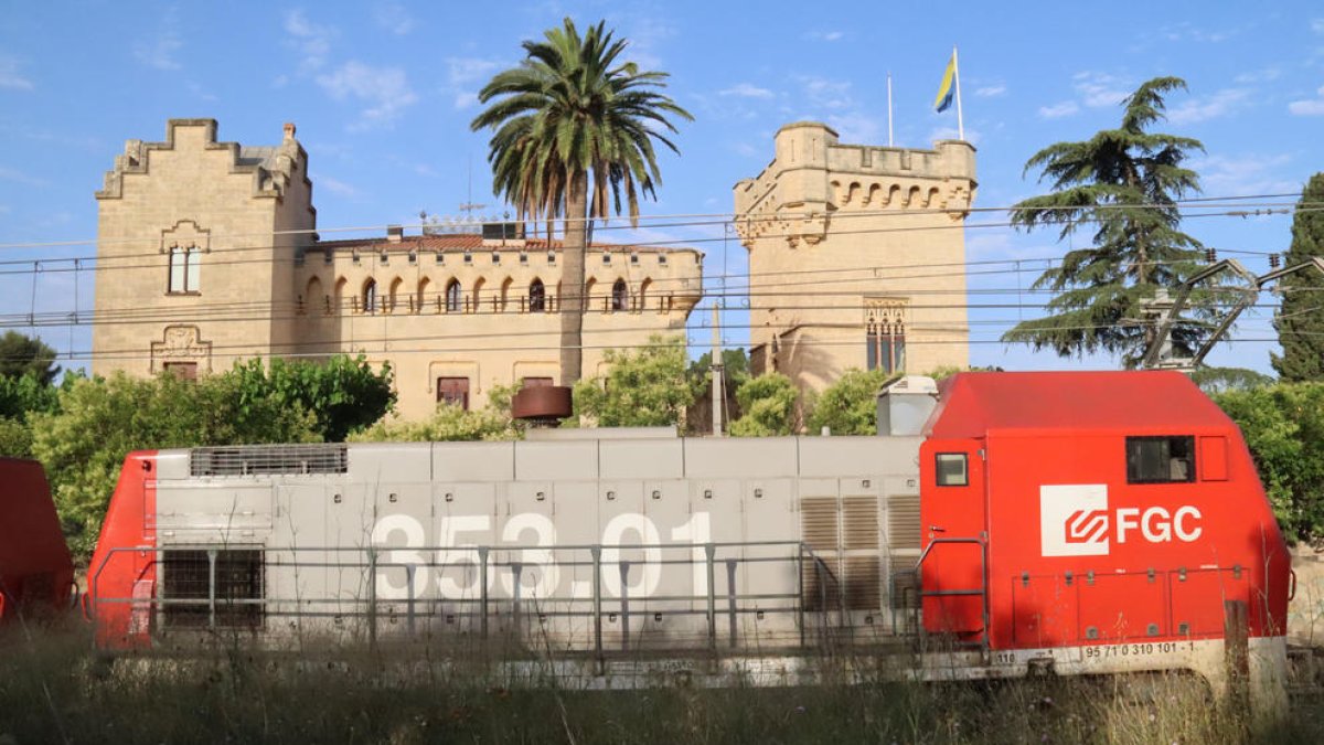 Imatge de la locomotora que va topar amb el tren de viatgers a Vila-seca.