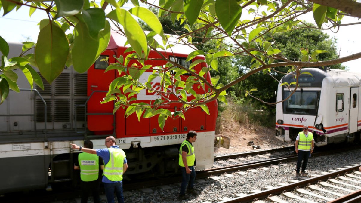 la locomotora poc abans de ser retirada de la via a Vila-seca.