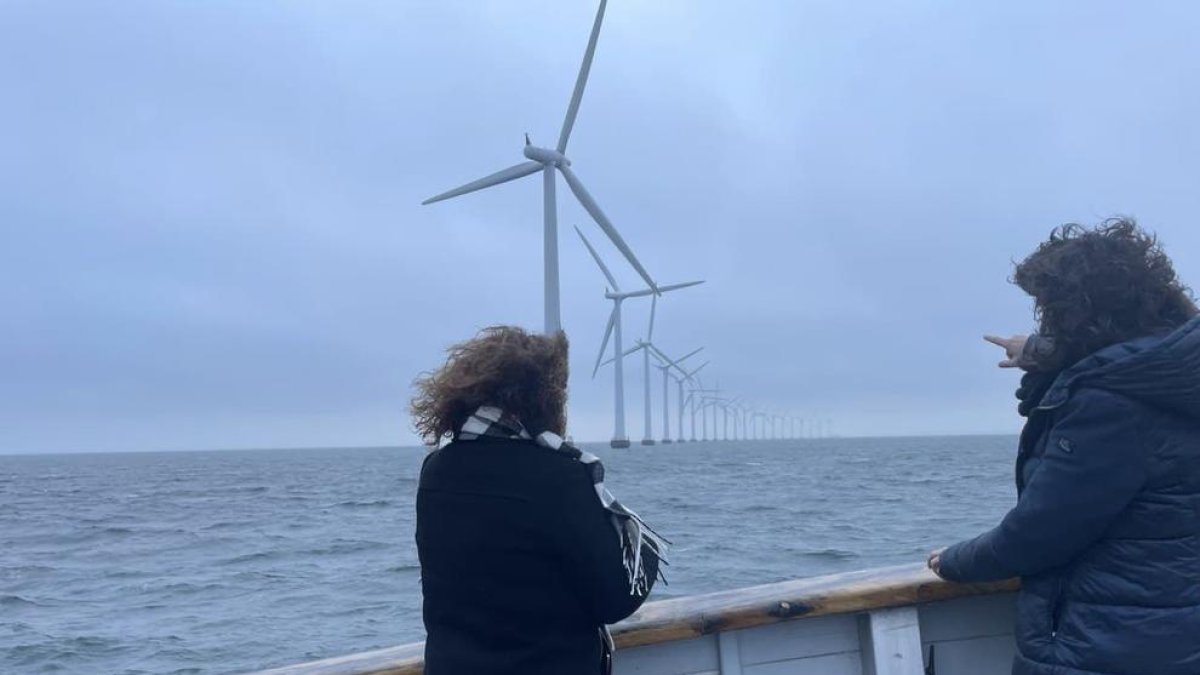 La consellera Jordà i la secretària d'Acció Climàtica durant la visita al parc eòlic offshore de Middelgrunden, situat davant la costa de Copenhagen