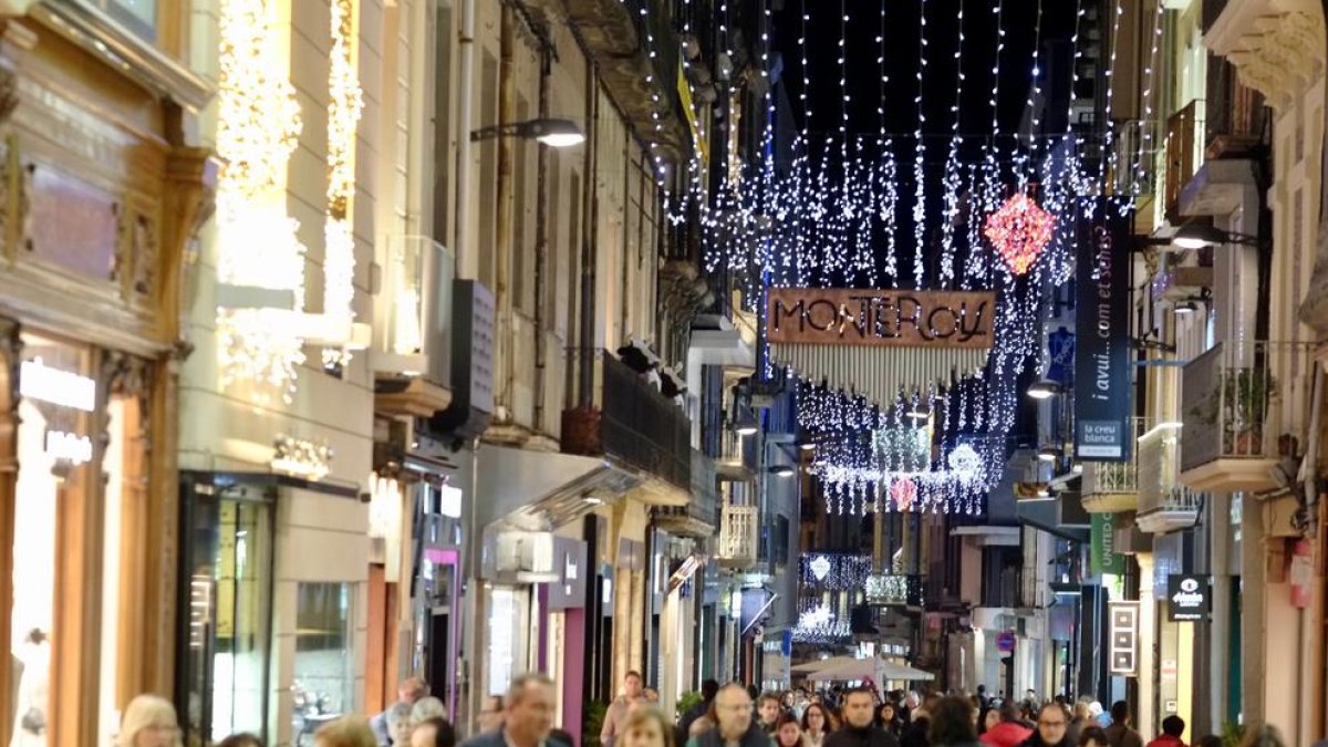 El contrato contempla la instalación de las luces, el árbol de Navidad en el Mercadal y un laberinto transitable en Prim.