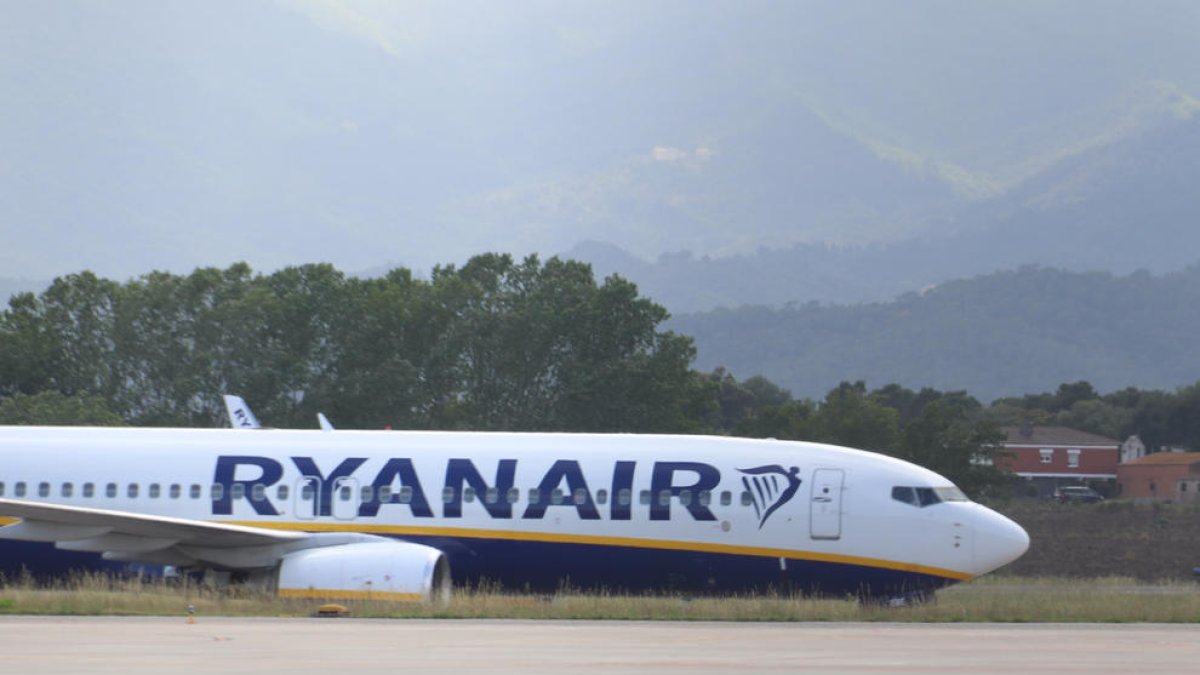 Imatge d'arxiu d'un avió de Ryanair una de les companyies amb més vols a Reus i Girona.