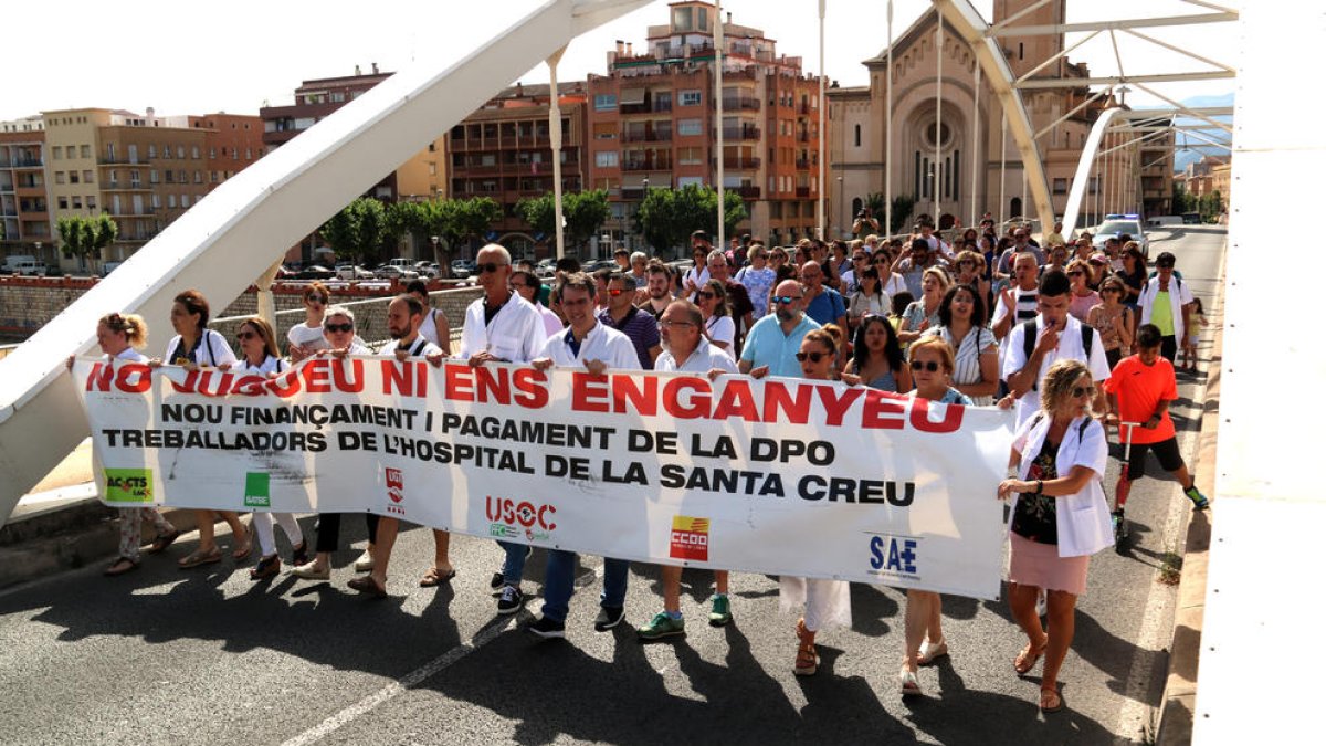 Los trabajadores del hospital han recorrido la ciudad hasta llegar a la plaza del Ayuntamiento.