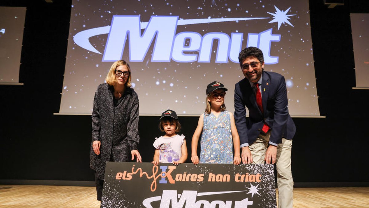 Cèlia y Ares recogiendo el premio por haber dado nombre en el nanosatélite.