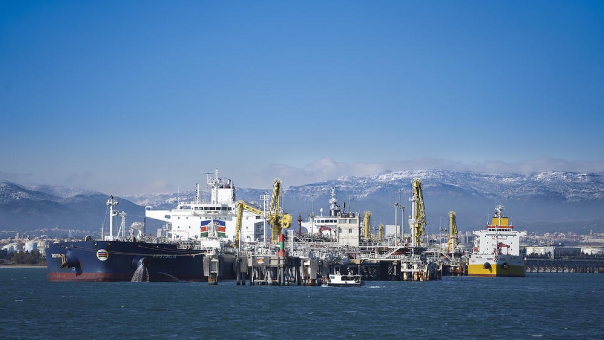 Imatge de diversos vaixells atracats al pantalà de Repsol al port de Tarragona.