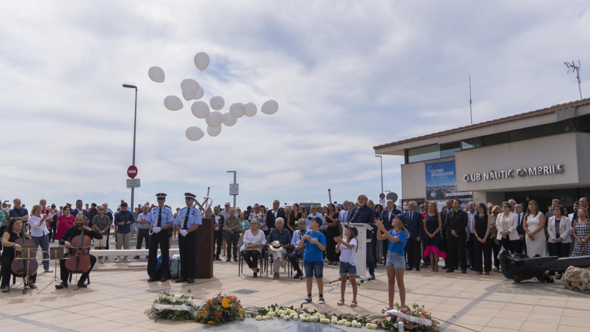 Familiars de les víctimes, institucions, cossos de seguretat i emergències i la ciutadania van participar en l'acte commemoratiu.