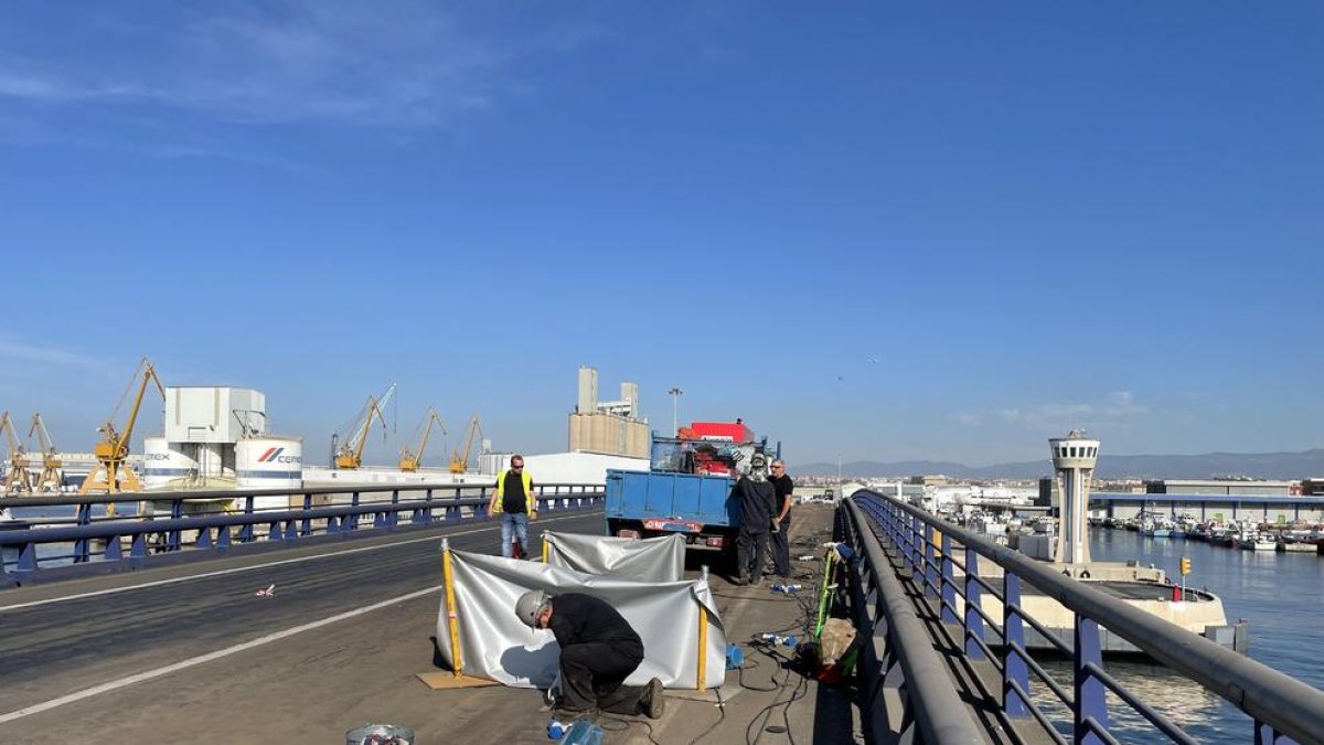 Las obras de mejora del puente móvil se alargarán tres meses.