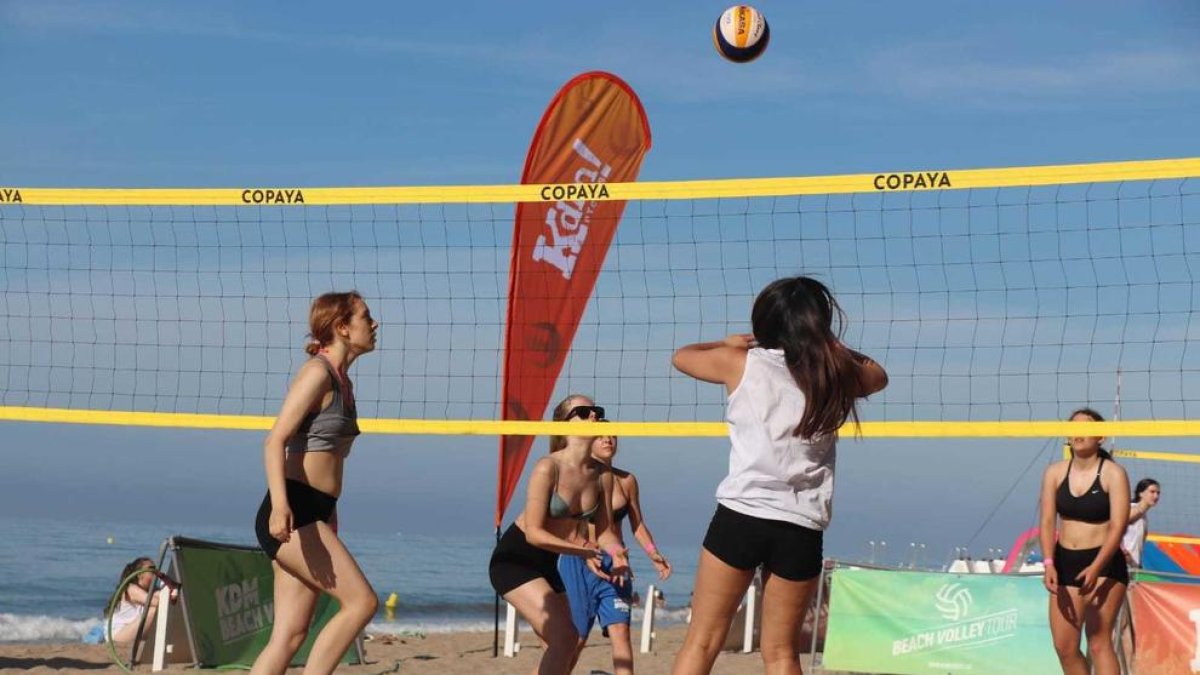 Imatge de competidores durant el KDM Beach Volley.