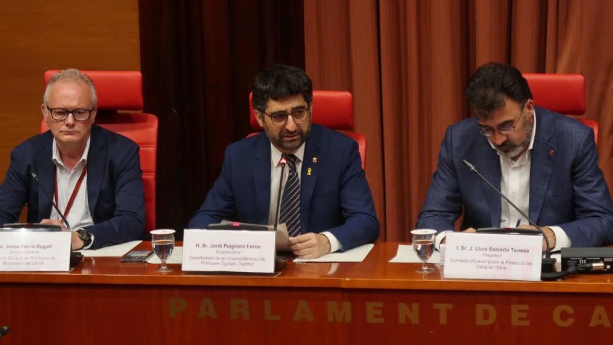 El vicepresident de la Generalitat, Jordi Puigneró, al centre, i el director general de Polítiques de Muntanya i del Litoral, Jesús Fierro, a l'esquerra, compareixent a la Comissió d'estudi sobre la protecció del delta de l'Ebre al Parlament.