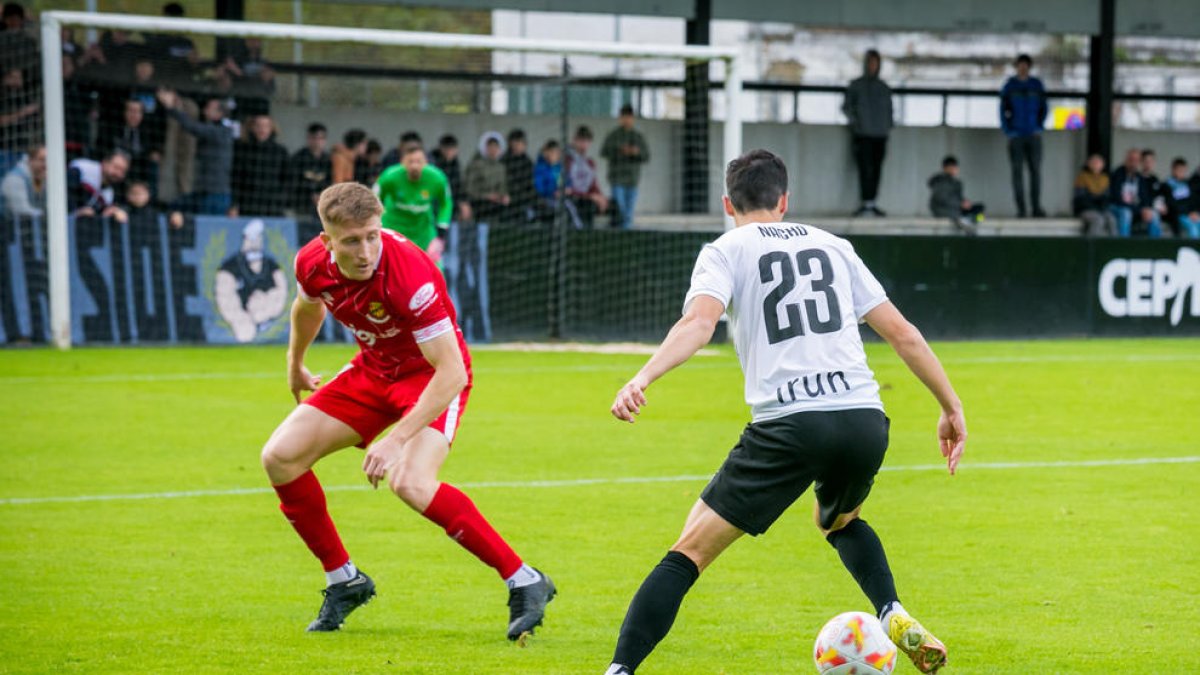 Pol Domingo defensant a Nacho, l'estrella del Real Unión.