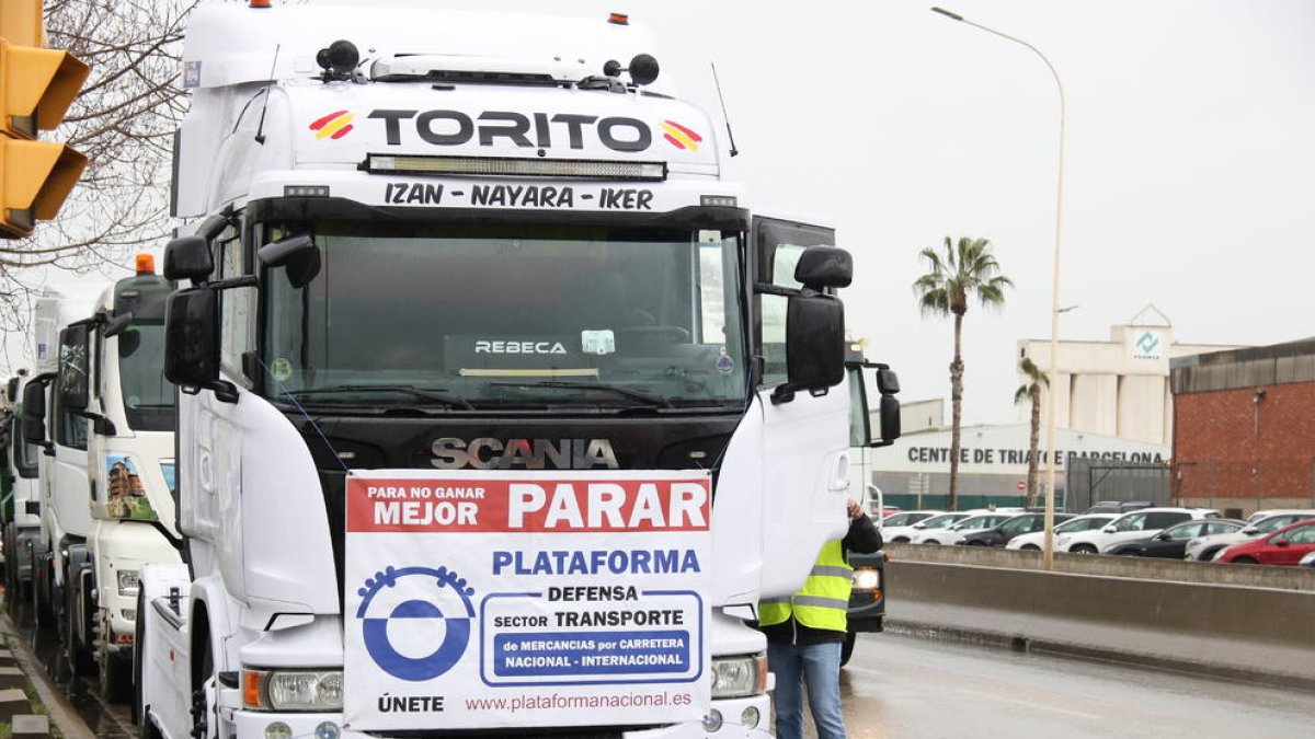 Un camió que participava en una protesta contra l'increment del preu dels carburants.